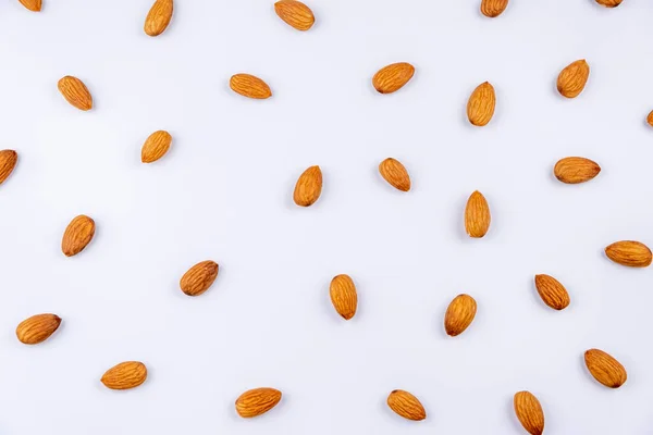 Sarı arka planda fındıklı badem, sağlıklı beslenme konsepti, yemek tasarımı. Yüksek kalite 4k görüntü