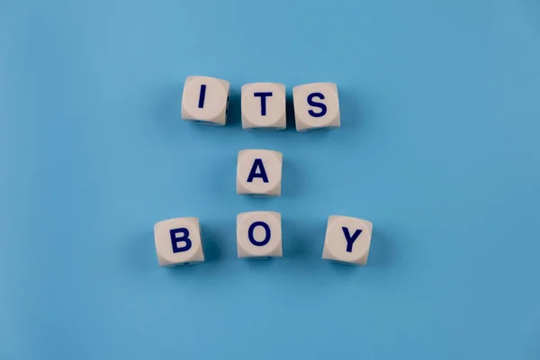  mavi arkaplan ve metin - bir erkek. Yeni doğan bir çocuğun doğum gününü ya da partisini kutlamak için konsept. Yüksek kalite 4k görüntü