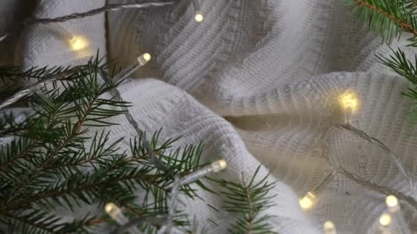 Вращающийся Рождественский Фон Белыми Клетчатыми Ветвями Рождественской Елки Гирляндой Сверху — стоковое видео