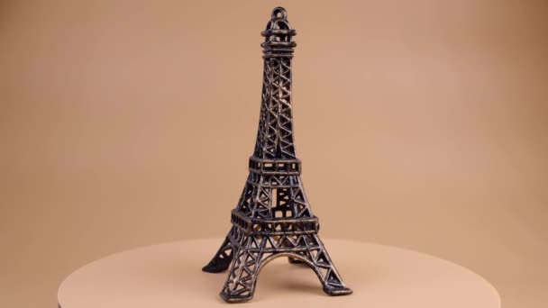 Miniatura Rotativa Lembrança Torre Eiffel Sobre Fundo Bege Imagens Alta — Vídeo de Stock