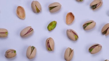 Beyaz arka planda dönen şam fıstıkları. Yüksek kalite 4k görüntü