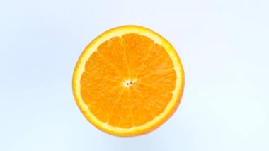 Beyaz arka planda yarım turuncu döndürün. Yüksek kalite 4k görüntü