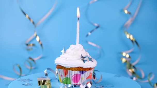 Gâteau Anniversaire Rotatif Pour Garçon Homme Cupcake Avec Une Bougie — Video