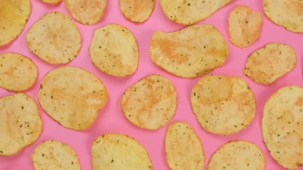 Rotierend Rosa Mit Kartoffelchips Nahaufnahme Mode Lebensmittel Hintergrund — Stockvideo