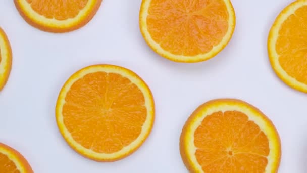 Roterende Achtergrond Met Sinaasappeldia Een Witte Achtergrond Trendy Zomer Fruitige — Stockvideo