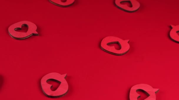 Röd Roterande Bakgrund Med Dekorativa Trä Hjärtan Koncept För Att — Stockvideo