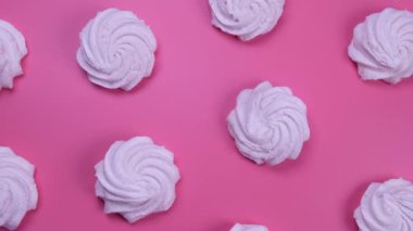 Şekerlemelerin ya da keklerin dönüşümlü arka planı, pembe arka planda doğum günü pastaları. Bir partiyi kutlama konsepti, pembe renkli yıldönümü. Yüksek kalite 4k görüntü