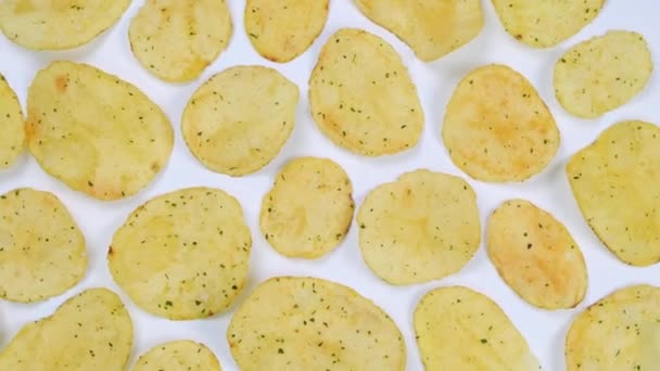 Roterende Witte Achtergrond Met Aardappel Chips Close Fashion Voedsel Achtergrond — Stockvideo