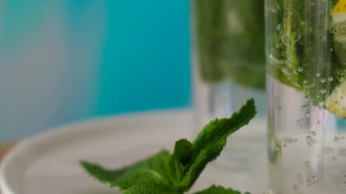Ferahlatıcı bir içecek. Mojito bardağa yakın çekim. Limonlu nane ve buzlu soda. Yüksek kalite 4k görüntü