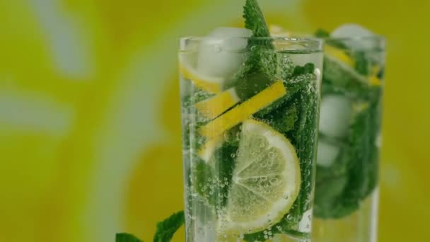 Osvěžující Nealkoholický Nápoj Mojito Detailním Záběru Máta Citrónu Perlivá Voda — Stock video