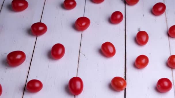Tło Lub Skład Obracających Się Pomidorów Wiśniowych Białych Drewnianych Deskach — Wideo stockowe