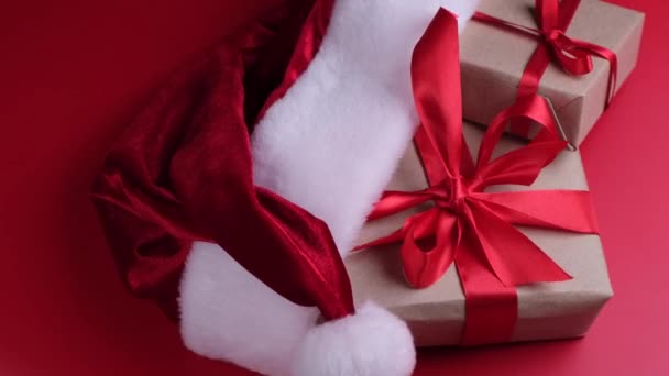 Caixas Presente Chapéu Papai Noel Fundo Vermelho Conceito Ano Novo — Vídeo de Stock