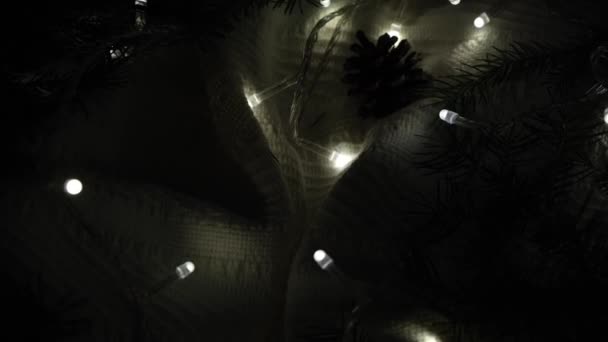 Вращение Рождественского Фона Белой Клеткой Подсвечивание Гирлянды Темном Виде Сверху — стоковое видео