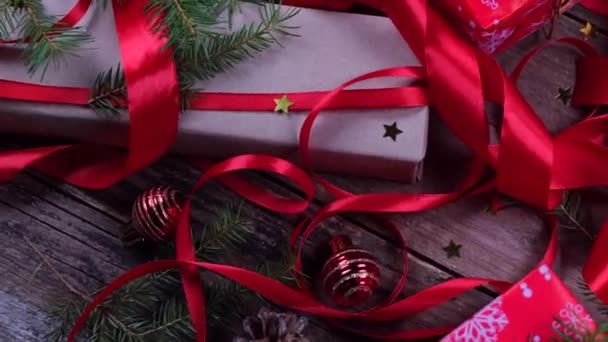 Vánoční Točení Pozadí Dárky Stuhy Větve Vánočního Stromku Dřevěném Pozadí — Stock video