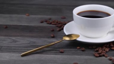 Koyu ahşap zemin üzerinde koyu kahve olan beyaz fincan. Yüksek kalite 4k görüntü