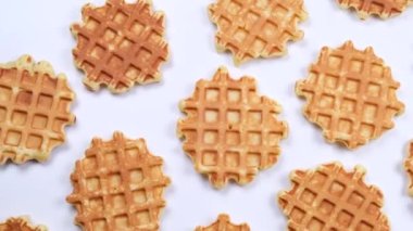 Mavi arka planda iştah açıcı tatlı waffle 'ların dönüşümlü arka planı. Yaz, aydınlık, modaya uygun arka plan, yemek tasarımı. Yüksek kalite 4k görüntü
