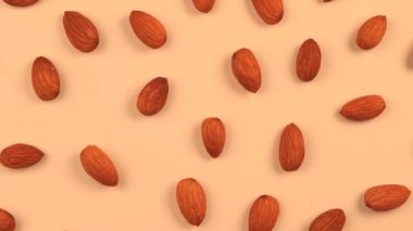 Sarı arka plan bademleri, sağlıklı beslenme kavramı, yemek tasarımı. Yüksek kalite 4k görüntü