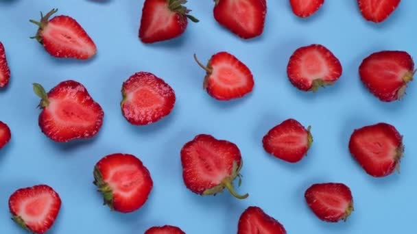 Căpșuni Rotative Tăiate Jumătate Fundal Albastru Textură Căpșuni Sau Fundal — Videoclip de stoc