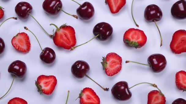 Rotierender Hintergrund Aus Reifen Erdbeeren Und Kirschen Auf Weißem Hintergrund — Stockvideo