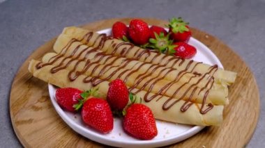 Çikolatalı, çilekli ve böğürtlenli krep ruloları. Yüksek kalite 4k görüntü