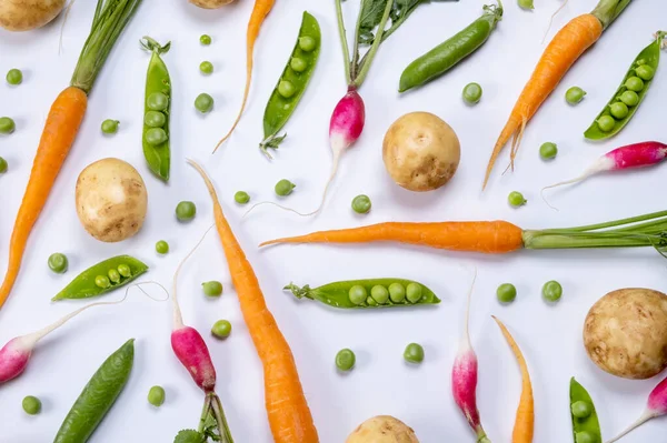 Patates, bezelye, havuç ve turptan oluşan sebze arkaplan mavimsi bir arka planda moda sebze dokusu.. 