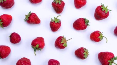 Beyaz arka planda olgun çilekler dönüyor, modaya uygun, parlak, yaz arkaplanı. Yüksek kalite 4k görüntü