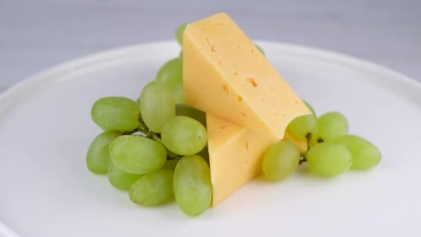 포도를 치즈의 회전하는 조각이나 배경을 클로즈업 컨셉트 고품질 — 비디오