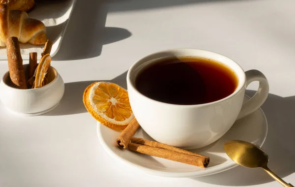 Chá Caneca Branca Xícara Fundo Branco Leve Com Doces Croissants — Fotografia de Stock