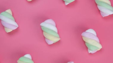 Pembe arka planda çok renkli sakız çiğneme şekerlemeleri, doğum günü, bayram, eğlence, moda tatlı arka plan kavramı. Yüksek kalite 4k görüntü