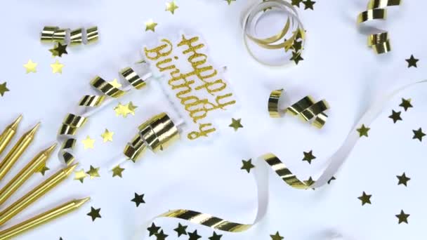 Obracające Się Tło Złotymi Gwiazdami Serpentyną Świecami Koncepcja Świętowania Urodzin — Wideo stockowe