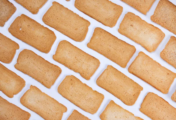 Ekmek dilimleri ya da kızarmış ekmeklerle beyaz arkaplan, modaya uygun yiyecek arka planı. 