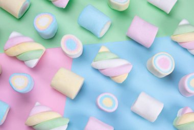  Çok renkli arka planda çok renkli sakızlı şekerlemeler, doğum günü, tatil, eğlence, moda tatlı arka plan kavramı. 