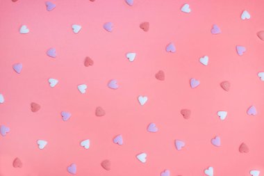  Pembe arka plandaki kalplerin arkaplanı. Bir partinin, yıldönümünün, sevgililer gününün pembe renklerle kutlanması.. 