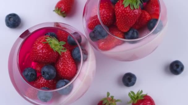 Γλυκό Ζελέ Φρούτων Πανακότα Φρέσκες Φράουλες Και Μύρτιλλα Κορυφαία Θέα — Αρχείο Βίντεο