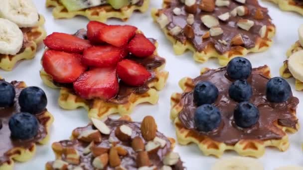 Sfondo Ruotante Appetitosi Wafer Dolci Con Diffusione Cioccolato Noci Frutta — Video Stock