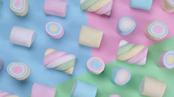 Περιστρεφόμενα Πολύχρωμα Chewy Marshmallows Ένα Πολύχρωμο Φόντο Έννοια Των Γενεθλίων — Αρχείο Βίντεο