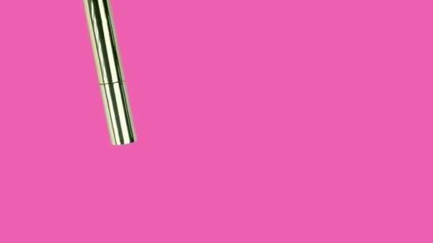 Различные Аксессуары Макияжа Падают Модный Пастельно Розовый Фон Красота Анимации — стоковое видео