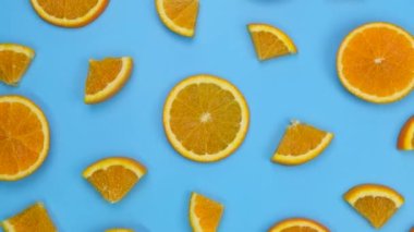 Mavi arka planda turuncu slaytlarla dönen arka plan, modaya uygun yaz, meyvemsi arkaplan.