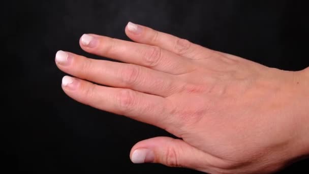 Γυναικείο Χέρι Κατεστραμμένο Μανικιούρ Μαύρο Φόντο Υψηλής Ποιότητας Πλάνα — Αρχείο Βίντεο