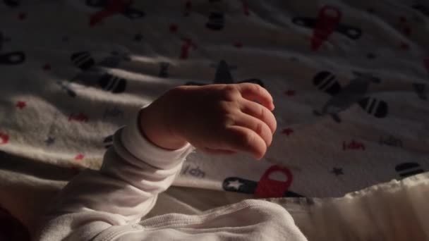 Χέρι Ενός Νεογέννητου Μωρού Αγόρι Από Κοντά Υψηλής Ποιότητας Πλάνα — Αρχείο Βίντεο