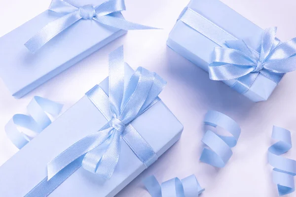  Beyaz arka planda mavi fiyonklu mavi hediye kutuları, üst görünüm, bir çocuğun ya da bir adamın doğum gününü kutlama konsepti, bir parti ya da bir yıldönümü ya da yeni doğmuş bir bebek.. 