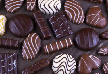 Çikolata parçalı kurabiyelerin dikey bileşimi çeşitli şekillerde ve çikolatalar ve kahve taneleri veya fasulyeler, üst görünüm