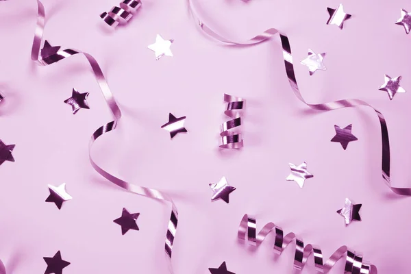 Fondo Blanco Con Una Serpentina Plateada Estrellas Concepto Celebrar Cumpleaños — Foto de Stock