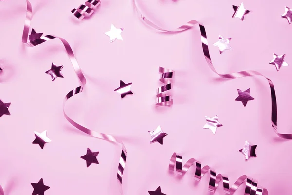 Gümüş yılanbalığı ve yıldızlı beyaz bir arka plan. Doğum günü kutlaması, yeni doğan, parti ya da yıldönümü kavramı pembe tonlarda. Yüksek kalite fotoğraf