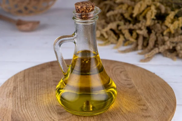 Tahta arka planda yağlı sürahi ya da şişe.