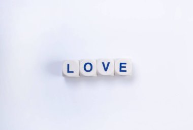  Beyaz arkaplanda harfleri olan küplerden gelen mesaj sevgisi.