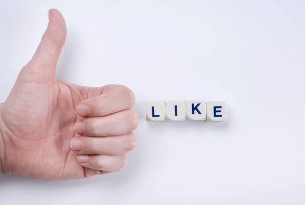 Kadın eli, jest gibi beyaz arka planda harfleri olan küp şeklinde mesajlar gösterir. Yüksek kalite fotoğraf