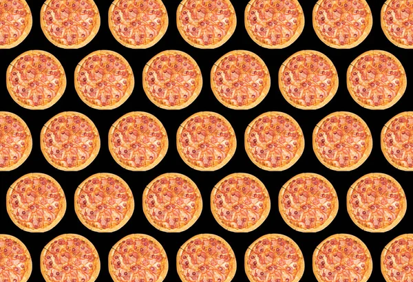 Siyah arka planda bütün bir pizzanın modaya uygun renkli tekrarlama kalıbı. Yüksek kalite fotoğraf