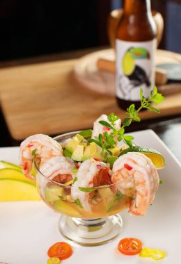 Birayla birlikte karides kokteyli. Yüksek kalite fotoğraf