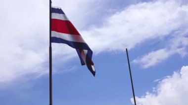 4K Gerçek Kosta Rika bayrağı güzel mavi gökyüzüyle dalgalanıyor. Yüksek kalite 4K görüntüler futbol dünya kupası